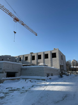 В самом разгаре идут работы на нашем объекте — административном здании «Центр управления перевозками», где техника работает без остановки, а каждый день приближает нас к завершению строительства